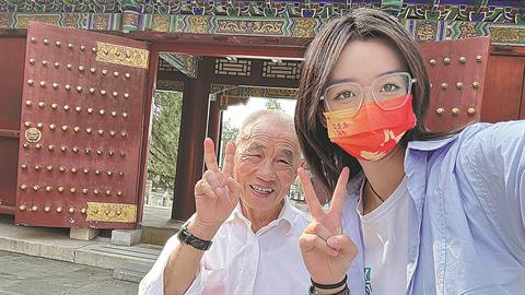 Άφησε τη δουλειά της για να κάνει παρέα στον χήρο παππού της που νιώθει μοναξιά!