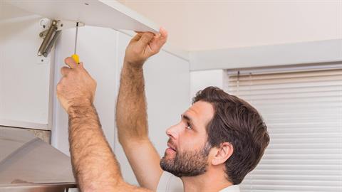 Νοικιάζει τον σύζυγό της σε άλλες για να τους κάνει τα... μερεμέτια στο σπίτι!