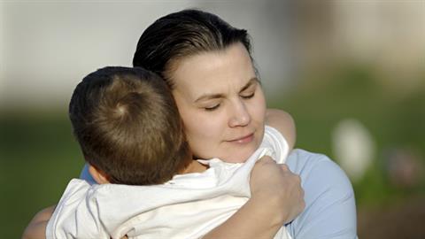 «Παιδί μου, συγγνώμη για όλες τις φορές που χρειάστηκες την αγκαλιά μου και στη στέρησα» 