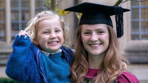 23χρονη πήρε το πτυχίο της με άριστα, έχοντας στην αγκαλιά της το αγοράκι της