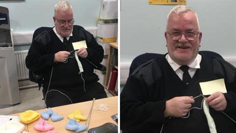 Παππούς στον ελεύθερο χρόνο του πλέκει ρουχαλάκια για πρόωρα μωρά