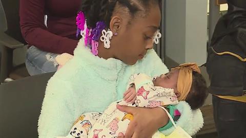 10χρονη «μαία» ξεγέννησε τη μαμά της στο σπίτι όσο περίμεναν το ασθενοφόρο!