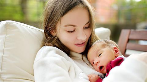 «Όλοι έλεγαν ότι κατέστρεψα τη ζωή μου που έγινα μαμά στα 17, αλλά είμαι πανευτυχής»