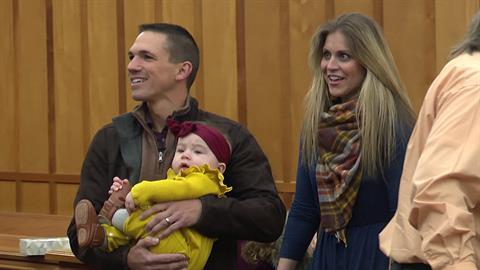 Αστυνομικός υιοθέτησε εγκαταλελειμμένο μωράκι και του χάρισε μια παντοτινή οικογένεια!