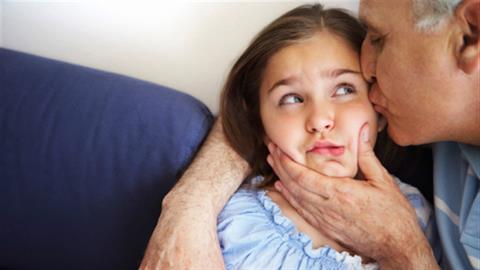 «Αν θέλετε να αγκαλιάσετε το παιδί μου πρέπει να πάρετε την άδειά του»