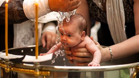 Επεισοδιακή βάφτιση στην Αχαΐα: καλεσμένοι πιάστηκαν στα χέρια την ώρα του μυστηρίου