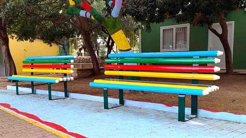 O Δήμος Αλίμου τοποθετεί «παγκάκια φιλίας» στα σχολεία για να μην νιώθει κανένα παιδί μόνο