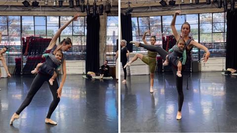 Μπαλαρίνα χορεύει με το μωρό της στον μάρσιπο και το απολαμβάνουν και οι δυο!