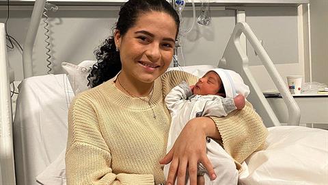 Μπήκε στην τουαλέτα αεροπλάνου με έντονο στομαχόπονο και βγήκε... μαμά!