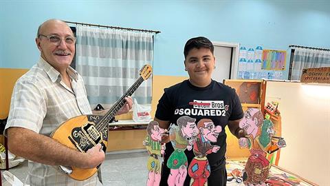 Απίστευτος 12χρονος «πάντρεψε» τον Καραγκιόζη με την τραπ μουσική!