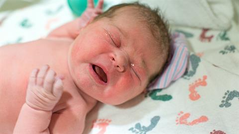 Ξεγέννησε την εγγονούλα του και έγινε παππούς στα... 38 του!