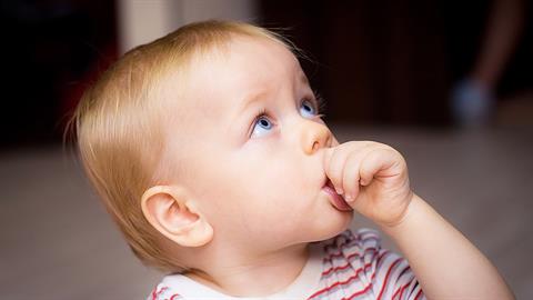 «Πώς σταμάτησε το μωρό μου να πιπιλίζει το δάχτυλό του: ένα δύσκολο στοίχημα που κέρδισα»