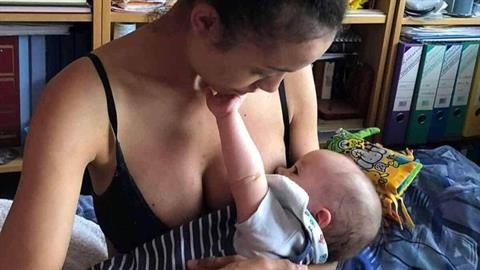 «Αυτός είναι ο λόγος που τα μωρά βάζουν τα δαχτυλάκια τους στο στόμα της μαμάς τους ενώ θηλάζουν» 