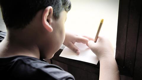 «Αγαπητέ Αϊ-Βασίλη, φέτος θέλω να μου φέρεις μια μαμά να με αγαπά»