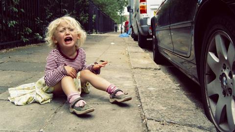 Πώς να βοηθήσεις μια μαμά όταν το παιδί της ξεσπάει δημόσια