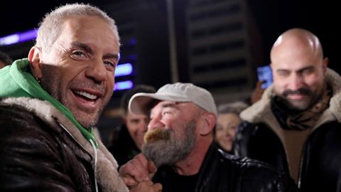 Ο Γιώργος Μαζωνάκης μαγείρεψε για τους άστεγους του Πειραιά