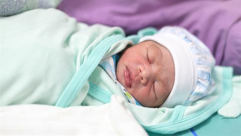 «Βιαστικός» μπέμπης γεννήθηκε στο αυτοκίνητο των γονιών του λίγο πριν φτάσουν στο μαιευτήριο!