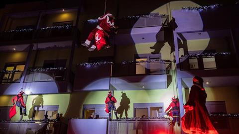 Πυροσβέστες ντύθηκαν Άγιοι Βασίληδες και μοίρασαν δώρα σε παιδιά με καρκίνο