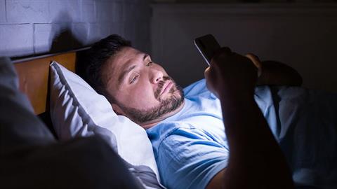 Ο σύντροφός μου μιλάει με άλλες γυναίκες μέσω μηνυμάτων. Πώς να το διαχειριστώ;