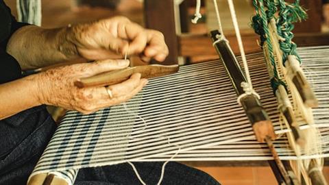 Γιαγιά από την Κρήτη παραδίδει μαθήματα αργαλειού μέσω... Facebook!