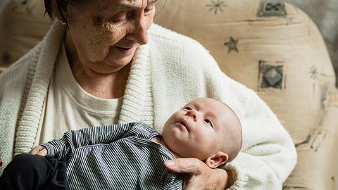 Τρισευτυχισμένη γιαγιούλα γιόρτασε τα 100 με τον... τρισέγγονό της αγκαλιά!