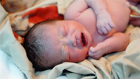 Επεισοδιακά γεννητούρια: μαμά γέννησε το αγοράκι της στο πίσω κάθισμα ενός ταξί