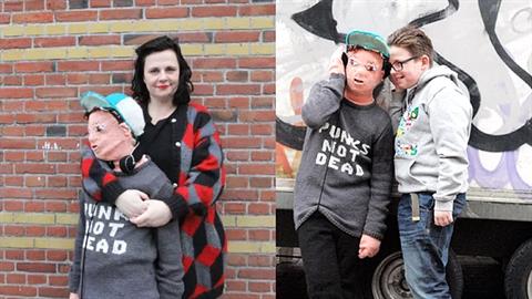 Έφτιαξε πλεκτό ομοίωμα του έφηβου γιου της για να μπορεί να... τον αγκαλιάζει όποτε θέλει!