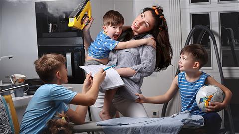 «Όταν γίνεσαι μαμά συνηθίζεις το χάος και δεν μπορείς να φανταστείς τη ζωή σου χωρίς αυτό!»