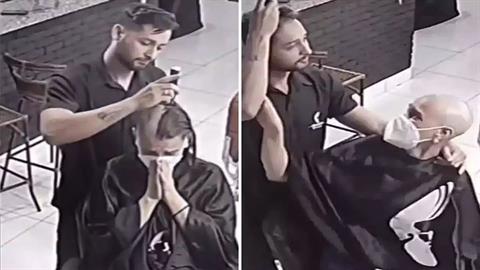 Κομμωτής ξυρίζει το κεφάλι του για να συμπαρασταθεί στην καρκινοπαθή πελάτισσά του