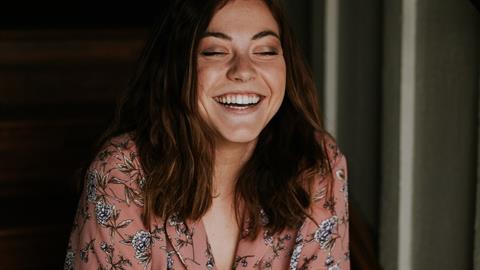 Όμορφη γυναίκα είναι αυτή που χαμογελά από τα βάθη της ψυχής της!