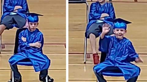 5χρονος φωτίζεται από χαρά όταν βλέπει τους γονείς του στην αποφοίτηση του νηπιαγωγείου