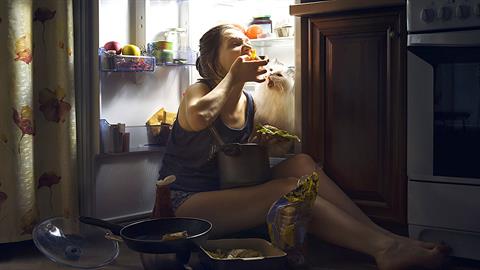 5 λόγοι που μας κάνουν να το παρακάνουμε με το φαγητό 