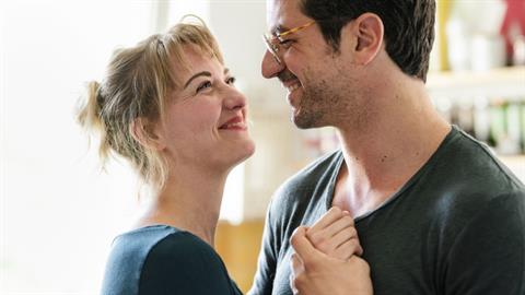 Ο γιος μου έχει μπλέξει με παντρεμένη γυναίκα που έχει παιδί. Τι να κάνω;