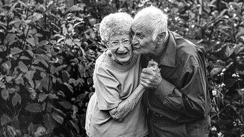 Δυνατοί έρωτες που άντεξαν στον χρόνο μέσα από 10 τρυφερές φωτογραφίες