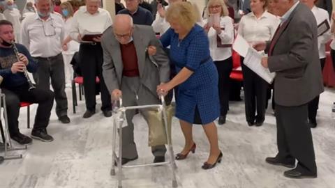 Παππούλης με Πι χορεύει παραδοσιακούς χορούς και ξεσηκώνει τα πλήθη! 