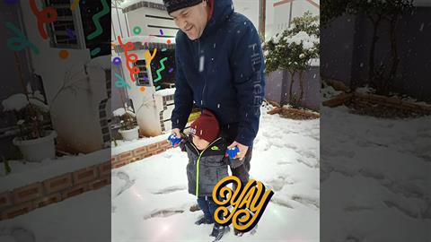 Ο μικρός Παναγιώτης Ραφαήλ έκανε τα πρώτα του βηματάκια... στο χιόνι!