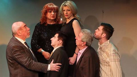 «Η κυρία δεν πενθεί»: η σπαρταριστή κωμωδία του Κώστα Μουρσελά στο Θέατρο Πρόβα