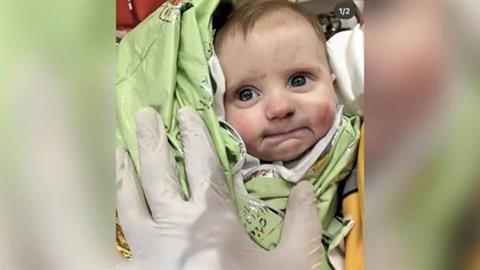 O θρίαμβος της ζωής: μωράκι 2 μηνών σώθηκε μετά από 128 ώρες κάτω από τα συντρίμμια