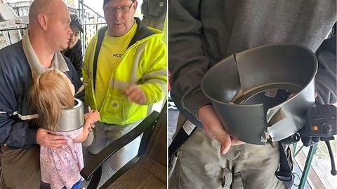 2χρονο κοριτσάκι σφήνωσε με το κεφάλι σε... φόρμα για κέικ!