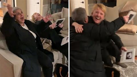 Συμπεθέρες μαθαίνουν ότι περιμένουν εγγονάκι και… ουρλιάζουν από τη χαρά τους!