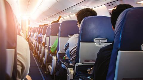 Επιβάτης υπέστη ανακοπή καρδιάς στον αέρα, αλλά σώθηκε από... 56 καρδιολόγους!