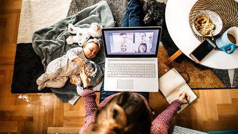 «Βγάζω το καπέλο στις εργαζόμενες μαμάδες»: ένα υπέροχο κείμενο από μια μαμά πλήρους απασχόλησης