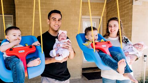 Γέννησε πανομοιότυπα δίδυμα 2 φορές μέσα σε λίγους μήνες!