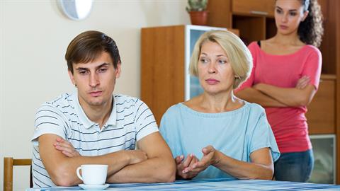 Ο γαμπρός μου δεν έρχεται στο σπίτι μας όταν τους καλούμε μαζί με την κόρη μου