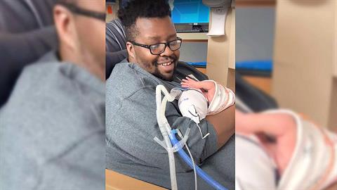 Γλυκύτατος μπαμπάς τραγουδάει στο προωράκι του στην ΜΕΝΝ για να του δώσει δύναμη