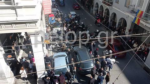 Περαστικοί έσωσαν κοπέλα από τα χέρια του συντρόφου της - τη χτυπούσε στη μέση του δρόμου