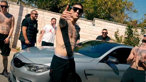 Μπαμπάς μήνυσε το δημοτικό του γιου του επειδή ακούστηκε τραπ μουσική σε σχολικό πάρτι