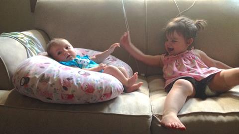 «Το να έχεις 2 παιδιά κάτω των 2 είναι… η πιο γλυκιά τρέλα του κόσμου»