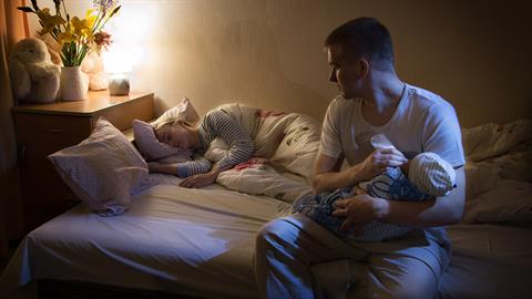 Ο μπαμπάς δεν είναι ούτε baby sitter ούτε βοηθός - είναι ΓΟΝΙΟΣ