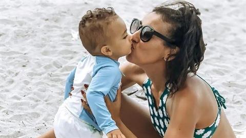 Ταξιδεύει παντού με το νηπιάκι της: «δεν θα θυμάται πολλά μεγαλώνοντας αλλά θα υπάρχουν όλα στην καρδιά του»